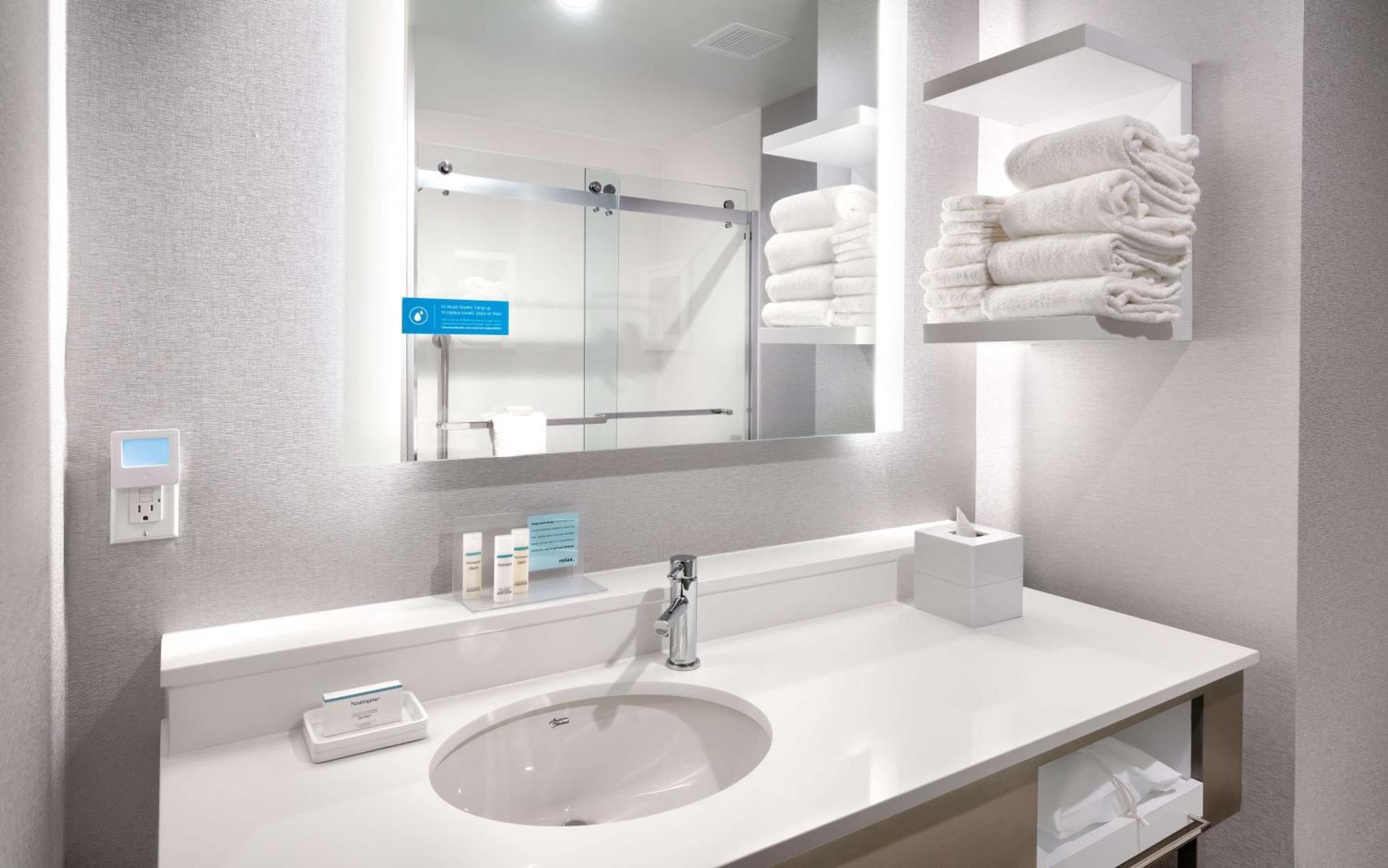 Hampton Inn & Suites Anaheim Resort Convention Center Екстер'єр фото
